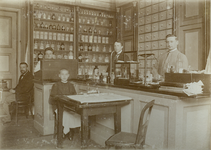 858649 Interieur van het Stads- en Academisch Ziekenhuis (Catharijnesingel 101) te Utrecht: de apotheek.